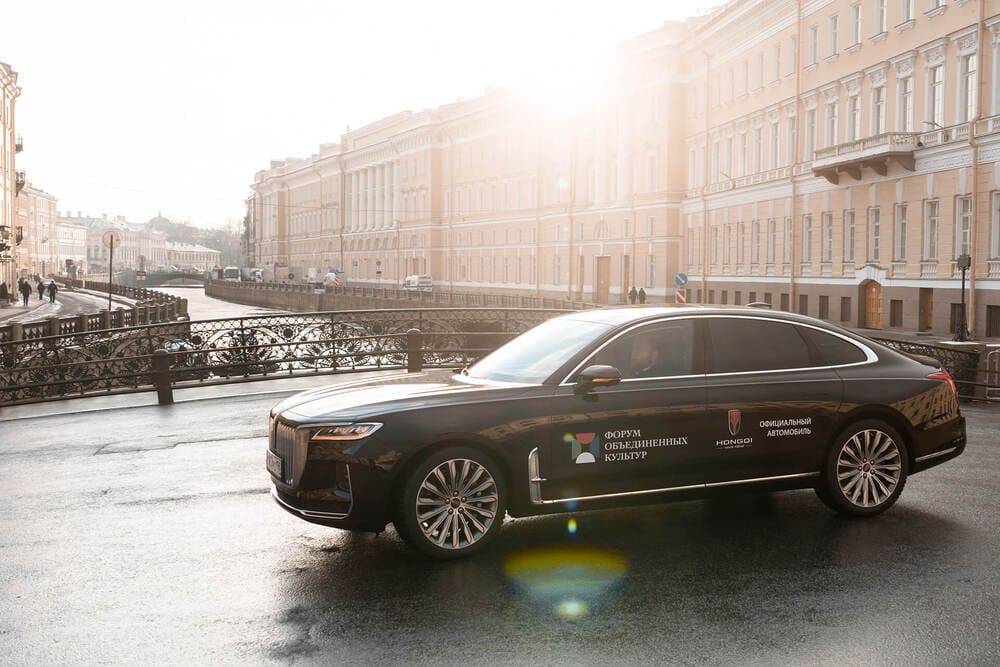 АВТОМОБИЛИ HONGQI НА МЕЖДУНАРОДНОМ КУЛЬТУРНОМ ФОРУМЕ 2023 В САНКТ-ПЕТЕРБУРГЕ.